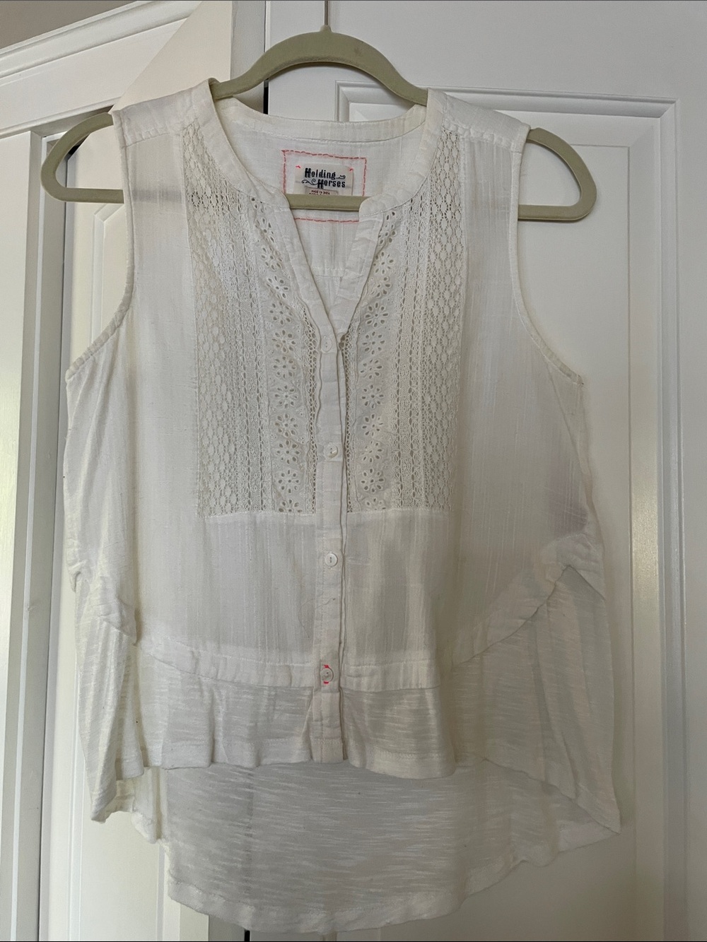 HOLDING HORSES White Sleeveless Lace-Panel Button Front Camisole